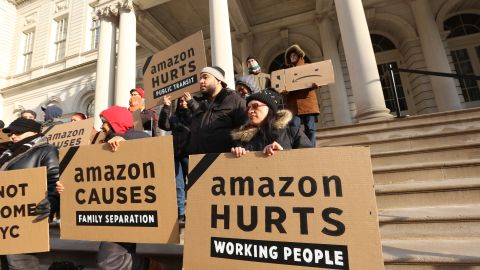 Ante la audiencia en el Concejo, gente que se opone al projecto de DeBlasio/Cuomo de traer Amazon a Long Island City.