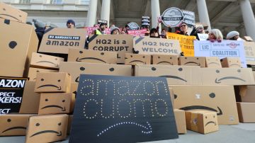 Ante la audiencia en el Concejo, gente que se opone al projecto de DeBlasio/Cuomo de traer Amazon a Long Island City.