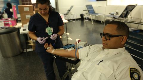 Henry Verdejo dona sangre.
Donantes de sangre participan en el Museo Americano de Historia Natural en Manhattan.