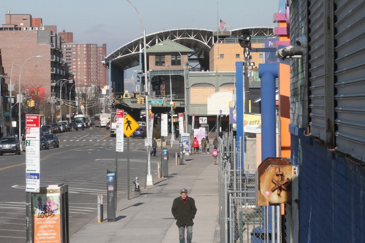 Madre latina arrestada por dejar solo a niño en casa en Nueva York