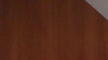 La pequeña Amina Acosta recibe contenta su regalo de Navidad. / foto: Aurelia Ventura.