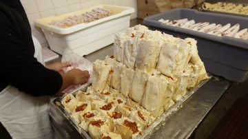 12/20/17/ LOS ANGELES/Workers at La Indiana Tamales prepare thousands of tamales in preparation for the Christmas celebrations. (Photo Aurelia Ventura/ La Opinion)