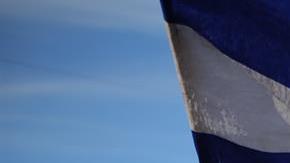 Miembros de una de las caravanas migrantes. En primer plano,  portan la bandera de Honduras.