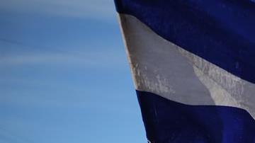 Miembros de una de las caravanas migrantes. En primer plano,  portan la bandera de Honduras.