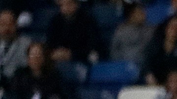 Juan Pablo Carrizo (centro) de Rayados de Monterrey controla el balón ante Tuzos de Pachuca.