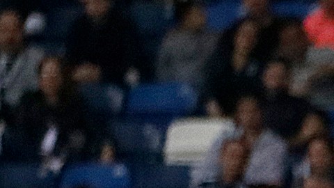 Juan Pablo Carrizo (centro) de Rayados de Monterrey controla el balón ante Tuzos de Pachuca.