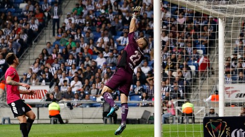 Juan Pablo Carrizo (centro) de Rayados de Monterrey controla el balón ante Tuzos de Pachuca.