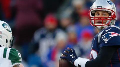 Brady da a los Patriots descanso en la primera ronda final.