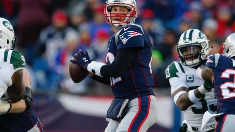 Brady da a los Patriots descanso en la primera ronda final.