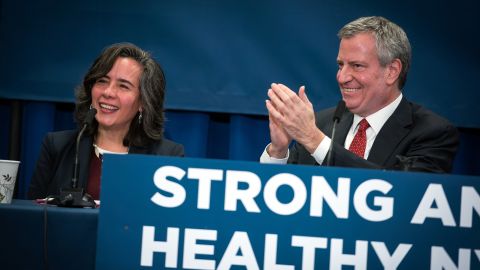 El alcalde Bill de Blasio, al nombrar a la doctora Oxiris Barbot (izq.) como nueva comisionada de Salud de Nueva York.