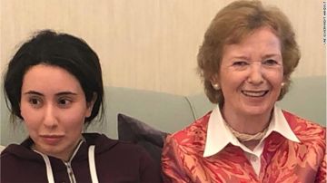 Sheikha Latifa junto a Mary Robinson.