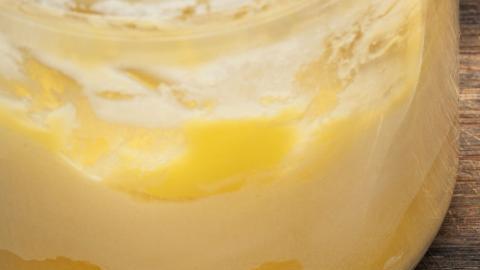 Ghee en sánscrito, significa "brillante".