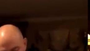 Un usuario de Twitter compartió el video del momento en que le entrega a su padrastro los papeles de adopción.