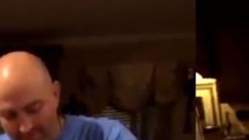 Un usuario de Twitter compartió el video del momento en que le entrega a su padrastro los papeles de adopción.