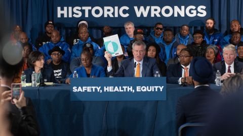 El alcalde Bill de Blasio y la primera dama Chirlane McCray, junto con otros funcionarios electos, celebran una conferencia de prensa para pedir una legalización justa del cannabis que promueva la equidad y la oportunidad para todos.