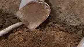 Hombre cavando un túnel.