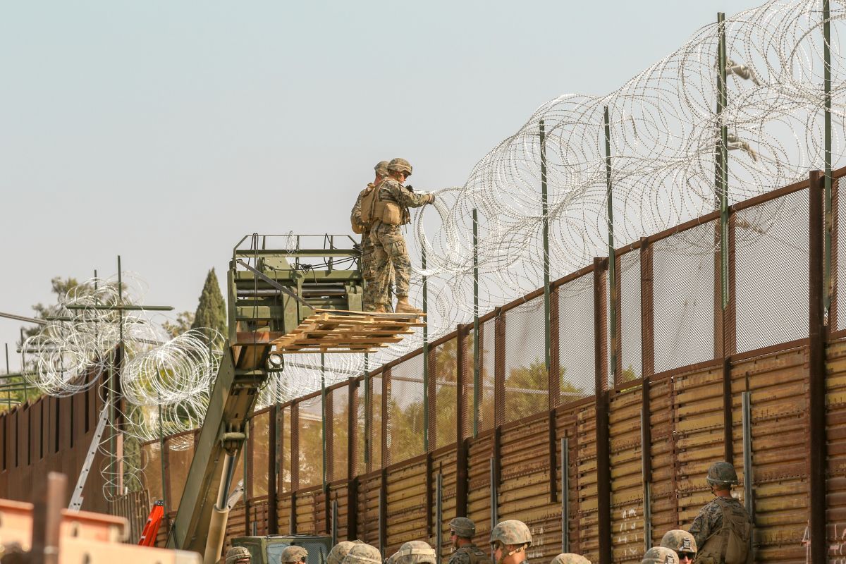Infantes de marina y soldados fortifican la cerca fronteriza en el sur de California. Ejército de EEUU