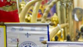 Phra Prommangkalachan vende amuletos similares a los que bendijo a Leicester City.