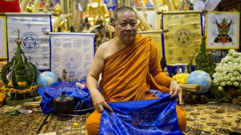 Phra Prommangkalachan vende amuletos similares a los que bendijo a Leicester City.