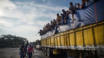 Caravana de migrantes a su paso por Oaxaca, México, camino de EEUU./Archivo