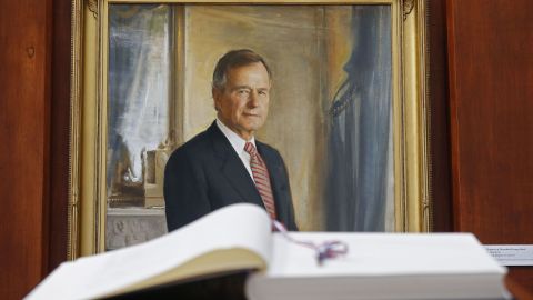 Un retrato junto al libro de condolencias en la Biblioteca Presidencial  George H.W. Bush.