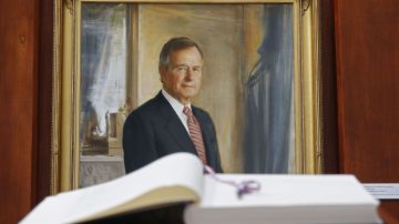 Un retrato junto al libro de condolencias en la Biblioteca Presidencial  George H.W. Bush.