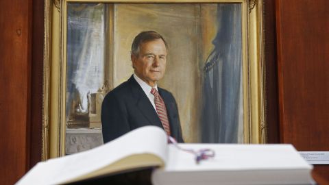 Un retrato junto al libro de condolencias en la Biblioteca Presidencial George H.W. Bush.