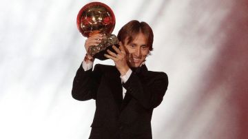 El jugador croata del Real Madrid Luka Modric con su trofeo del Balón de Oro.