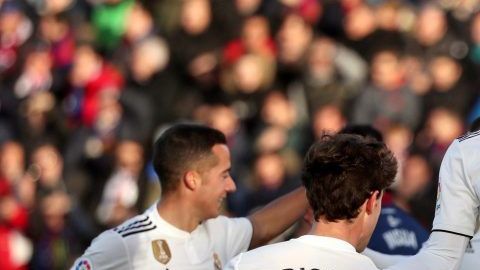 El delantero galés del Real Madrid Gareth Bale celebra un gol contra el Huesca.