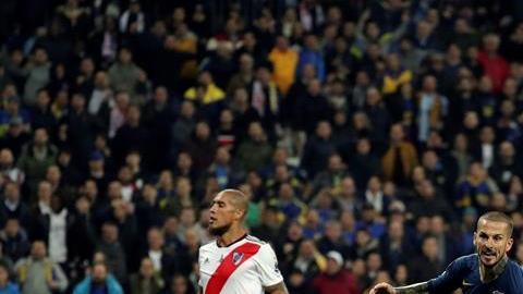 El delantero de Boca Juniors, Dario Benedetto celebra tras marcarle a River en el estadio Santiago Bernabeu de Madrid.