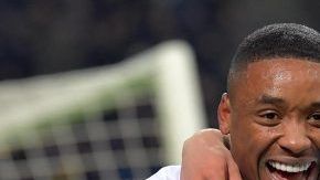 Hirving Lozano del PSV Eindhoven celebra tras anotar ante el Inter en Champions.