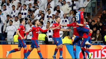 Los jugadores del CSKA de Moscú celebran la gran victoria conseguida ante el Real Madrid.