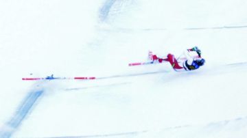 El esquiador suizo Marc Gisin en su lamentable caida durante el FIS Alpine Skiing World Cup en Gardena, Italia.
