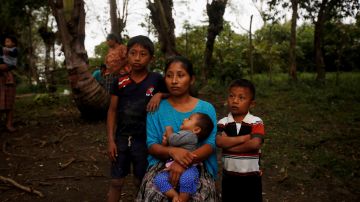 Claudia Marroquín de 27 años madre de Jakelin,  junto a sus otros 3 hijos en el caserío. EFE