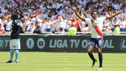 Anderson Julio de Liga de Quito celebra el gol del campeonato en el fútbol de Ecuador.