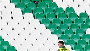 Miles de peluches fueron arrojados a la cancha del estadio Benito Villamarín