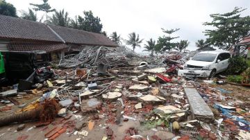 Devastación por tsunami en Indonesia.