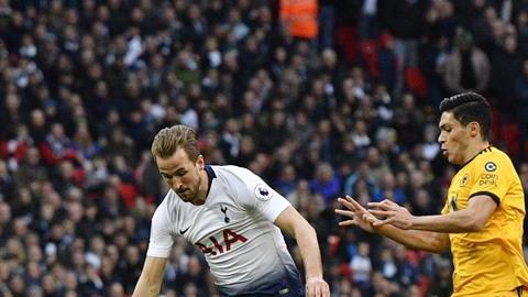 El delantero mexicano Raúl Jiménez colaboró en el triunfo 3-1 de Wolves sobre Tottenham