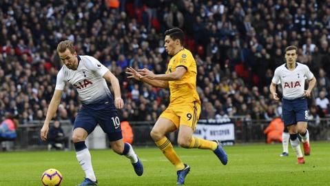El delantero mexicano Raúl Jiménez colaboró en el triunfo 3-1 de Wolves sobre Tottenham