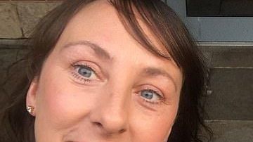 Dawn Cheetham con su pareja.