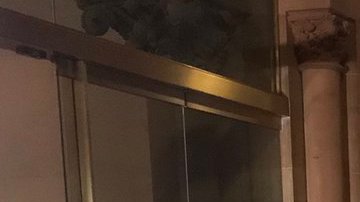 Activistas en Albany protestan contra el acuerdo con Amazon.