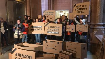 Activistas en Albany protestan contra el acuerdo con Amazon.