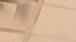 El cubano Román Valdés y Jerrelle Pérez, ambos desamparados, recibieron abrigos de Navidad,