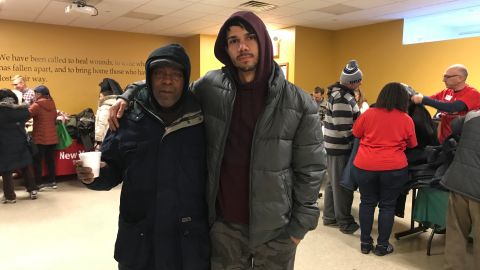 El cubano Román Valdés y Jerrelle Pérez, ambos desamparados, recibieron abrigos de Navidad,