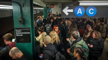 Según la MTA los retrasos se han dado debido a la congestión de pasajeros. /Mariela Lombard