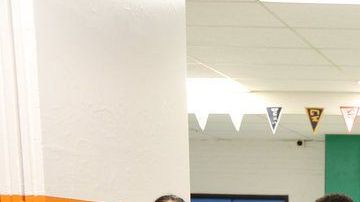 Obama al centro, en su visita a los niños, como Santa Claus.