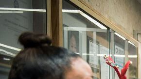 El alcalde Bill de Blasio saluda a miembros del personal del Hospital Metropolitano ayer al anunciar la millonaria inversión.