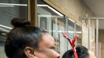 El alcalde Bill de Blasio saluda a miembros del personal del Hospital Metropolitano ayer al anunciar la millonaria inversión.