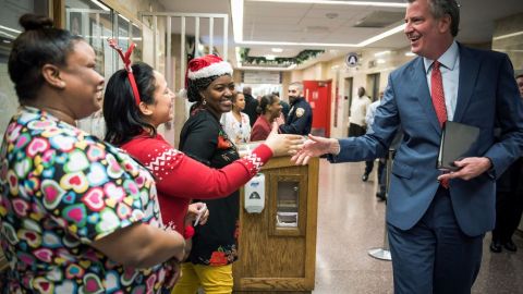 El alcalde Bill de Blasio saluda a miembros del personal del Hospital Metropolitano ayer al anunciar la millonaria inversión.