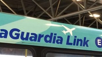 El aeropuerto LaGuardia reanuda operaciones tras explosión en Queens.